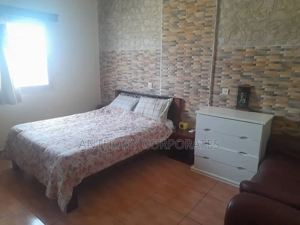 Appartement Meublé (3) Pièces Situé À Cocody Angré Château.