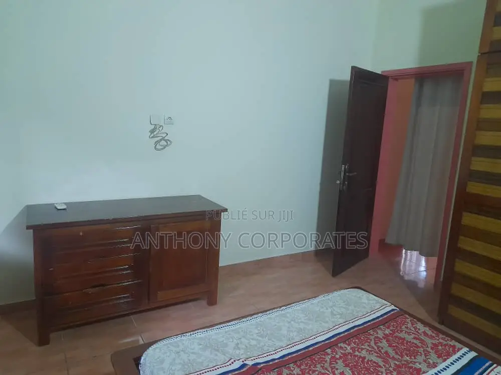 Appartement Meublé (3) Pièces Situé À Cocody Angré Château.