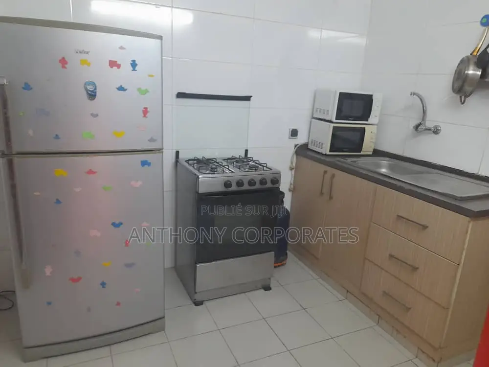 Appartement Meublé (3) Pièces Situé À Cocody Angré Château.