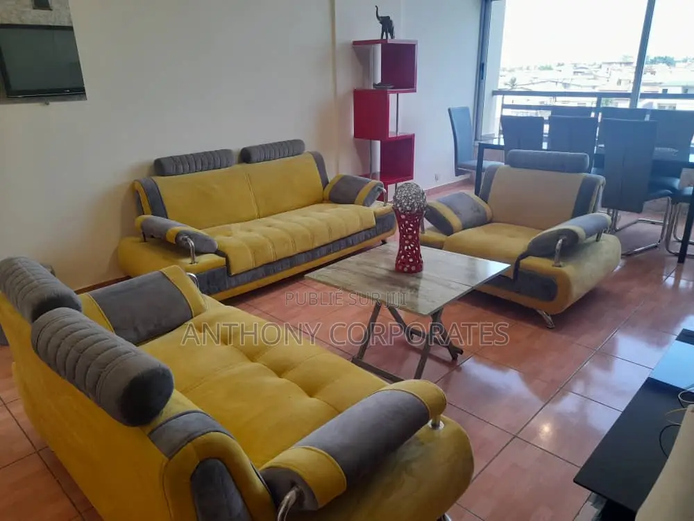 Appartement Meublé (3) Pièces Situé À Cocody Angré Château.