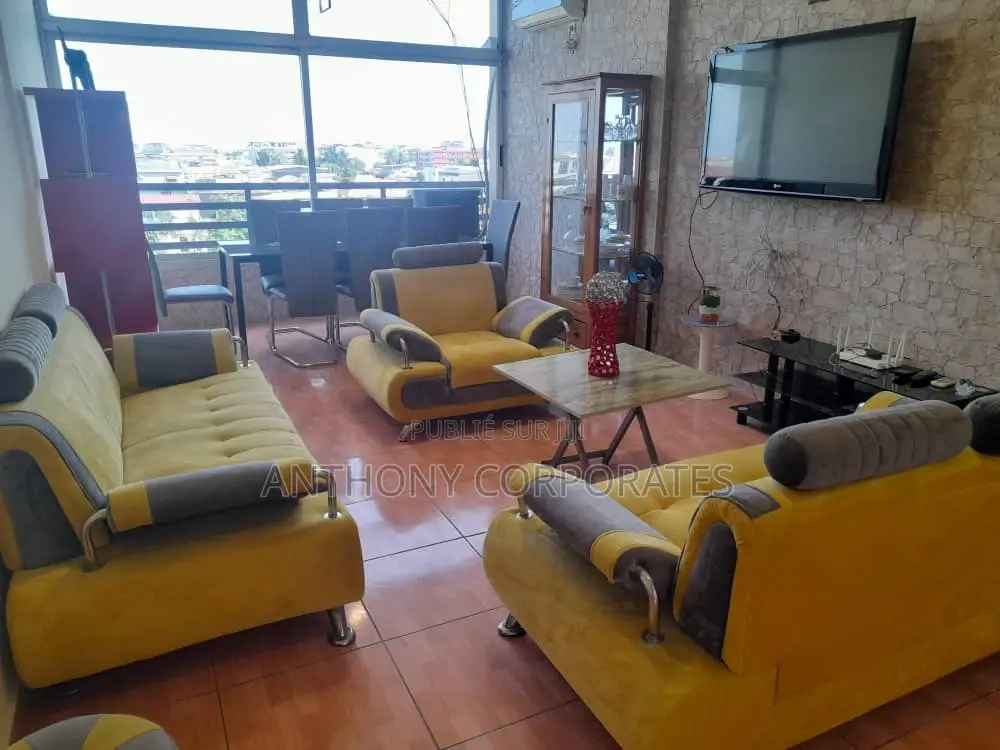 Appartement Meublé (3) Pièces Situé À Cocody Angré Château.