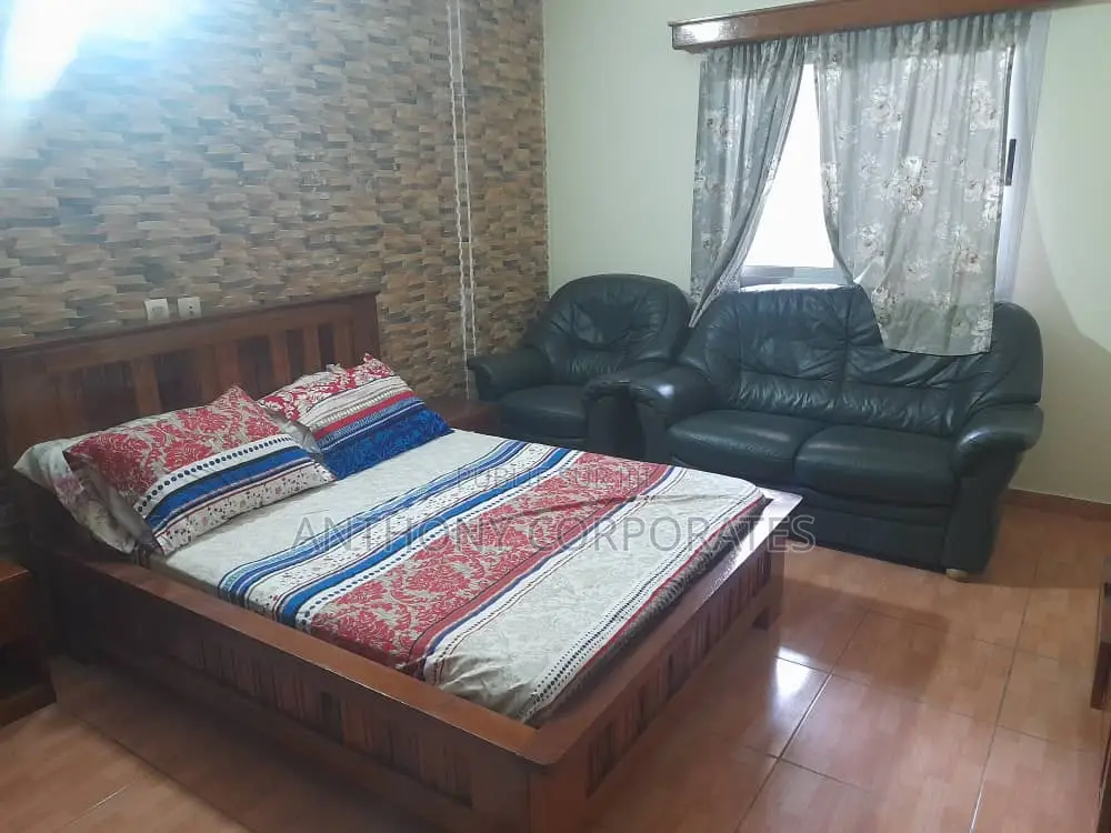 Appartement Meublé (3) Pièces Situé À Cocody Angré Château.