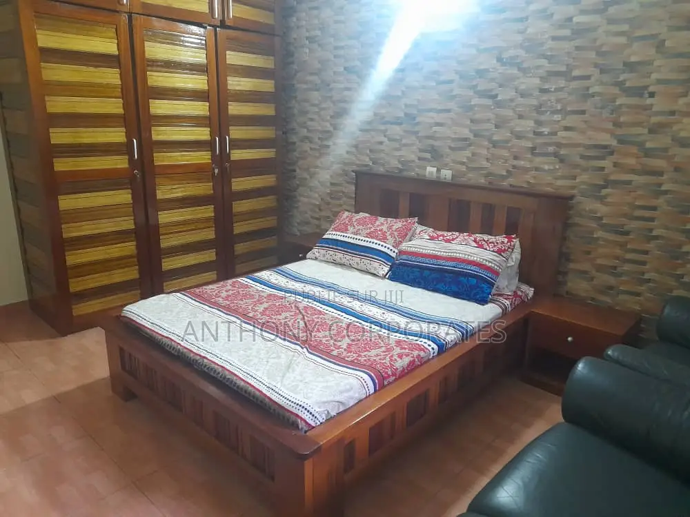 Appartement Meublé (3) Pièces Situé À Cocody Angré Château.