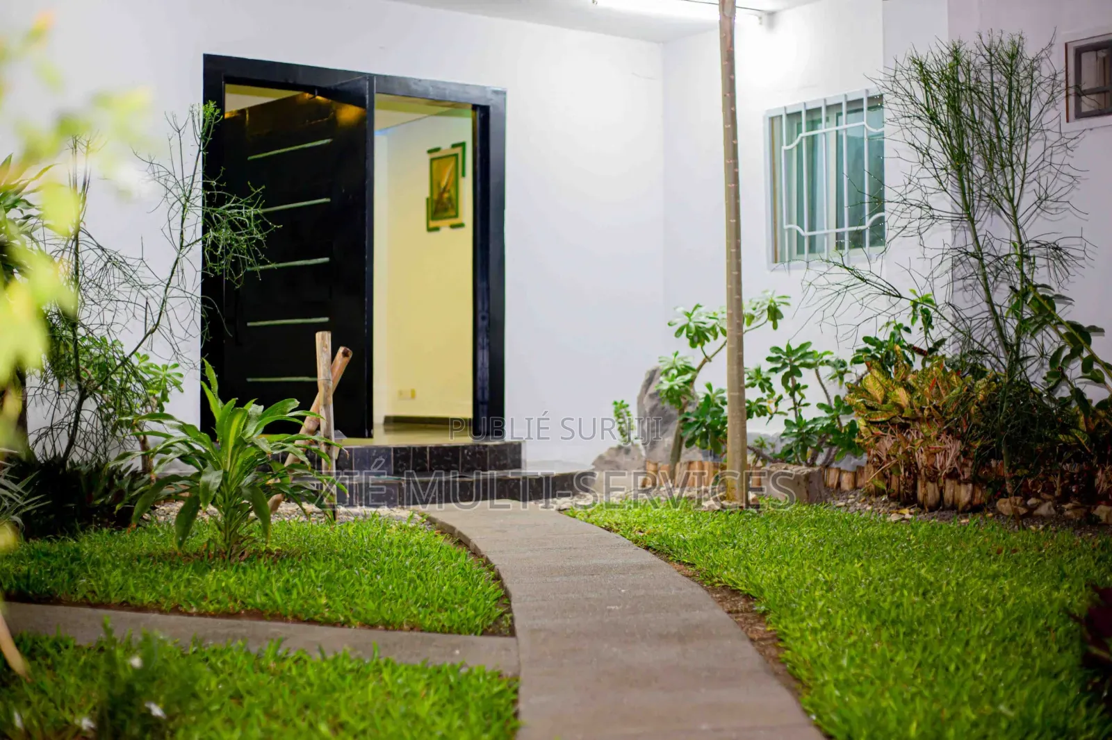 Furnished 17chbre Villa dans Zié Multi-Service, Deux Plateaux à Vendre