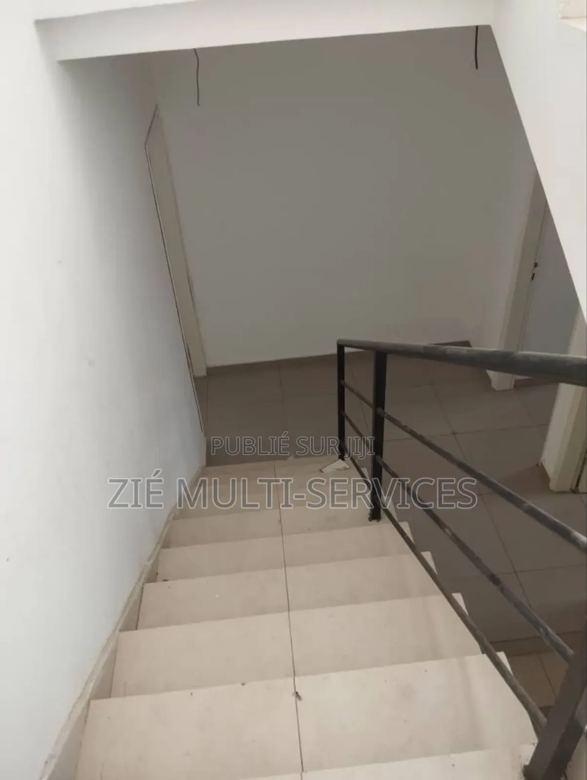 Furnished 5chbre Duplex dans Zié Multi-Service, Cocody à Vendre