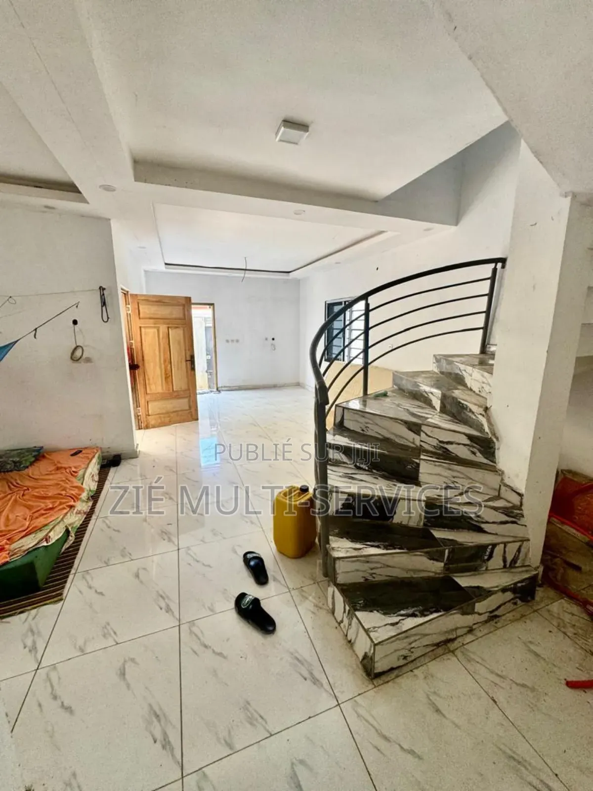 Furnished 5chbre Duplex dans Zié Multi-Service, Cocody à Vendre