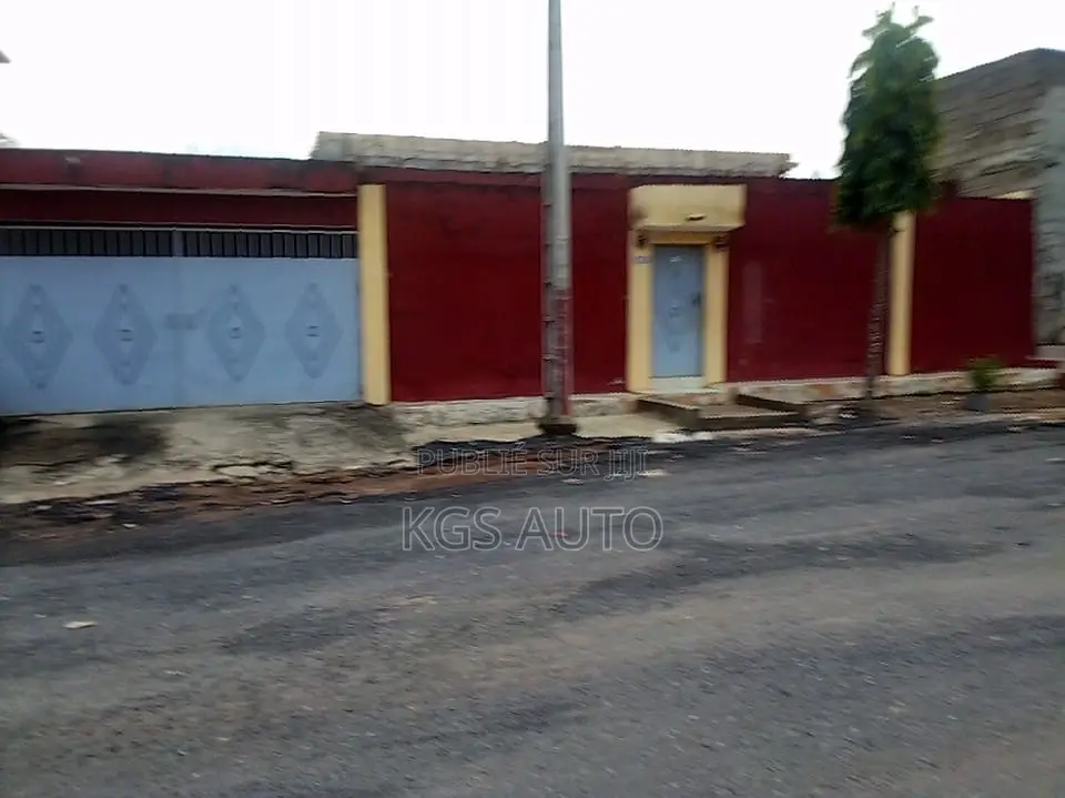 5chbre Villa dans De Bonheur, Cocody à Vendre