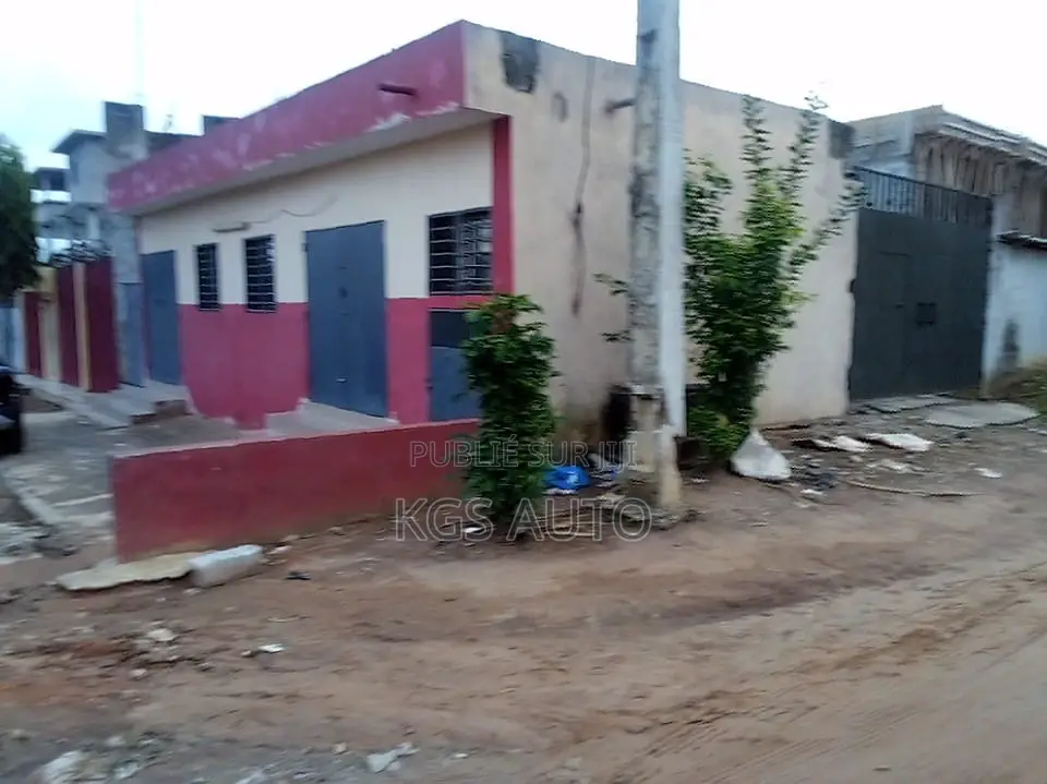 5chbre Villa dans De Bonheur, Cocody à Vendre