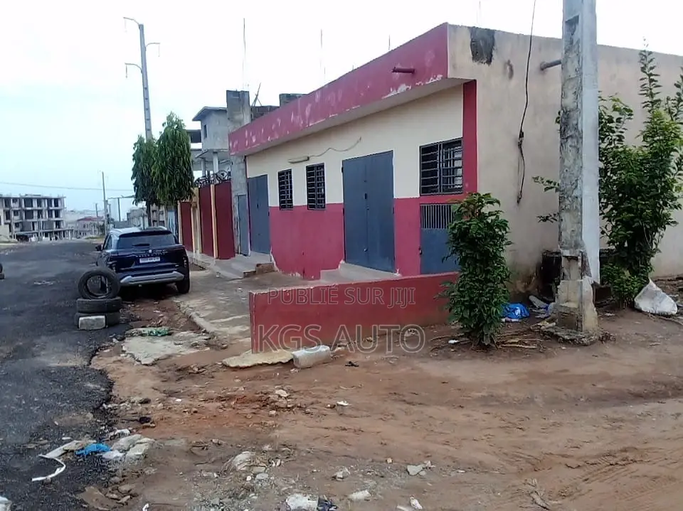 5chbre Villa dans De Bonheur, Cocody à Vendre