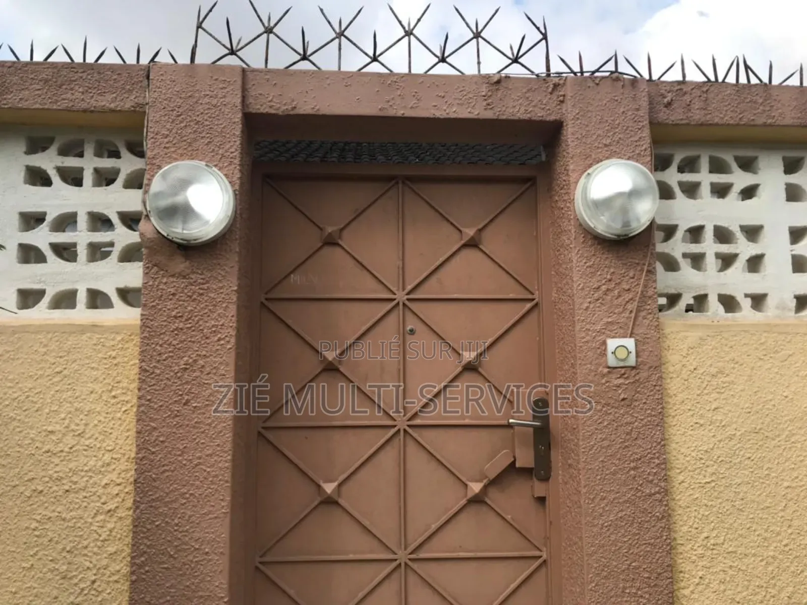 5chbre Villa dans Zié Multi-Service, Cocody à Vendre