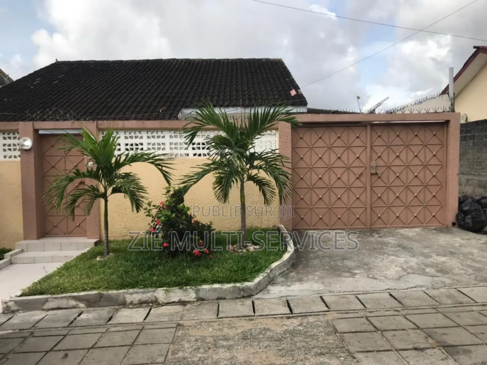 5chbre Villa dans Zié Multi-Service, Cocody à Vendre