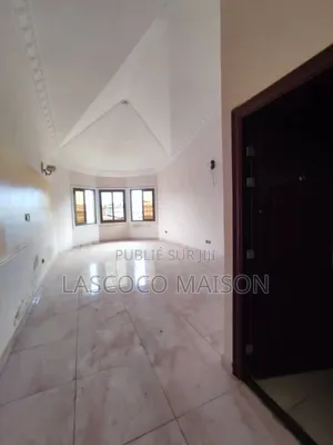 Une Villa Duplex De 8 Pièces