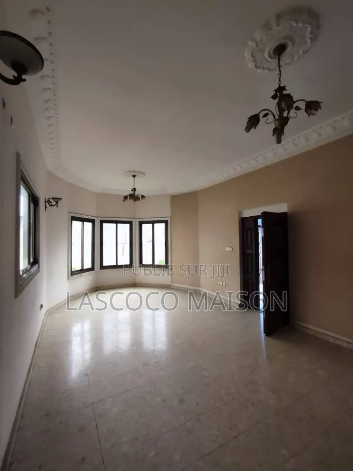 Une Villa Duplex De 8 Pièces