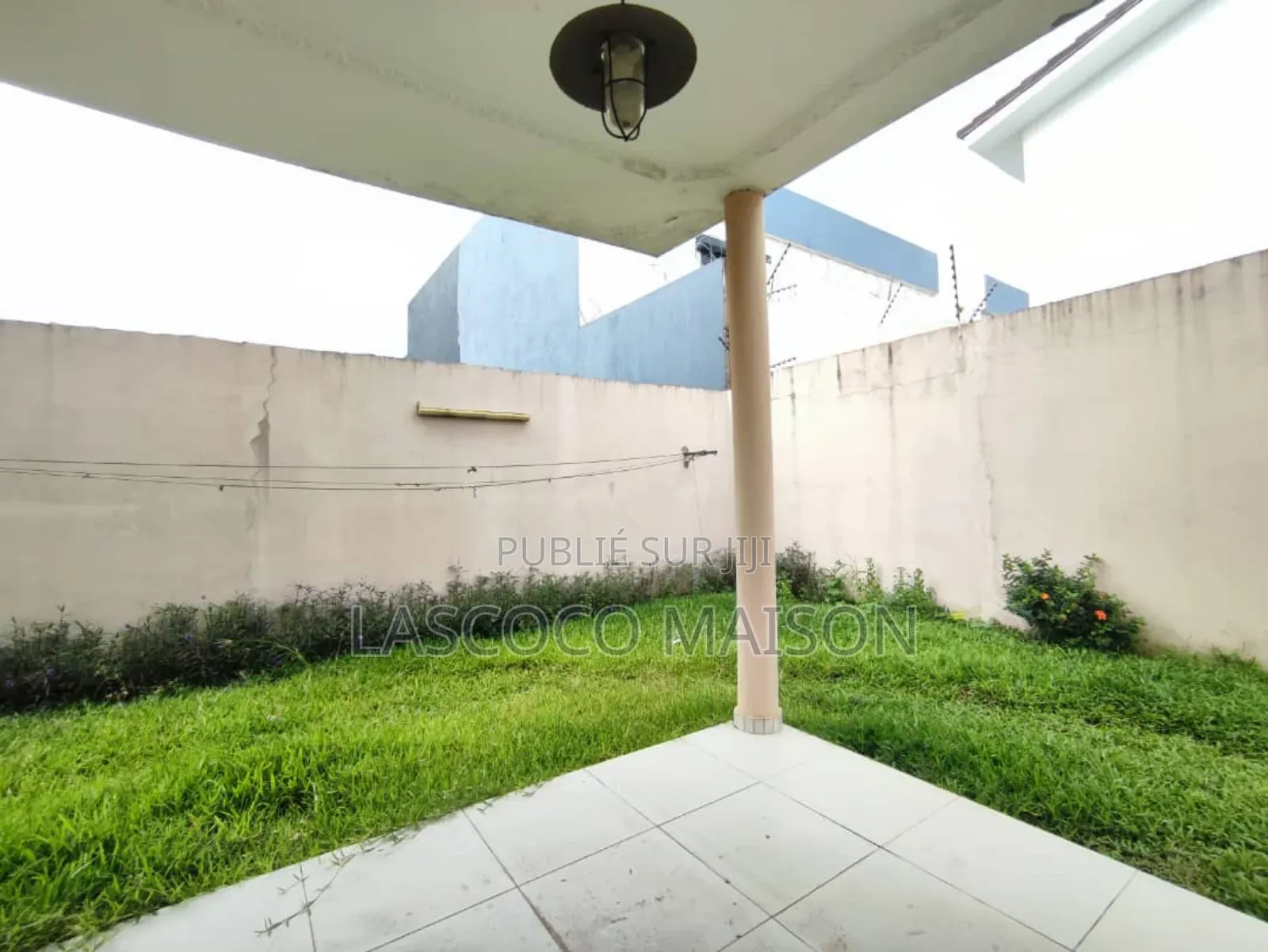 Une Villa Duplex De 8 Pièces