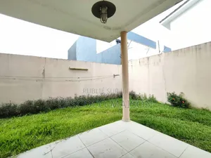 Une Villa Duplex De 8 Pièces