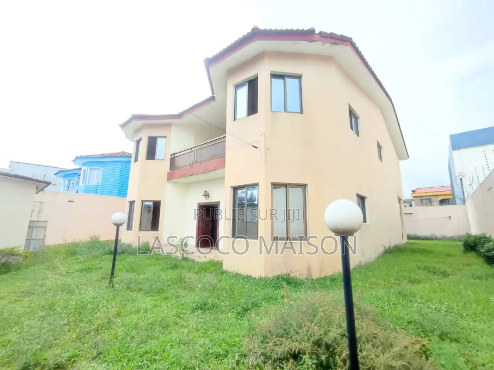 Une Villa Duplex De 8 Pièces