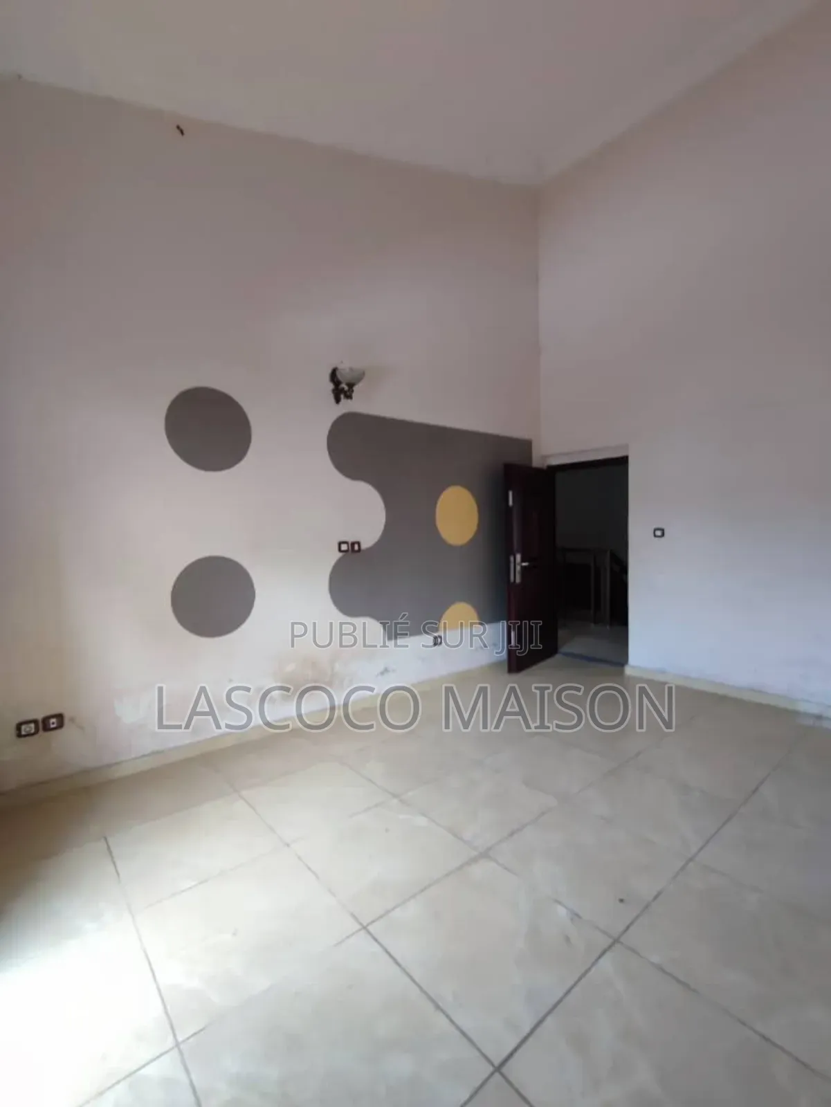 Une Villa Duplex De 8 Pièces