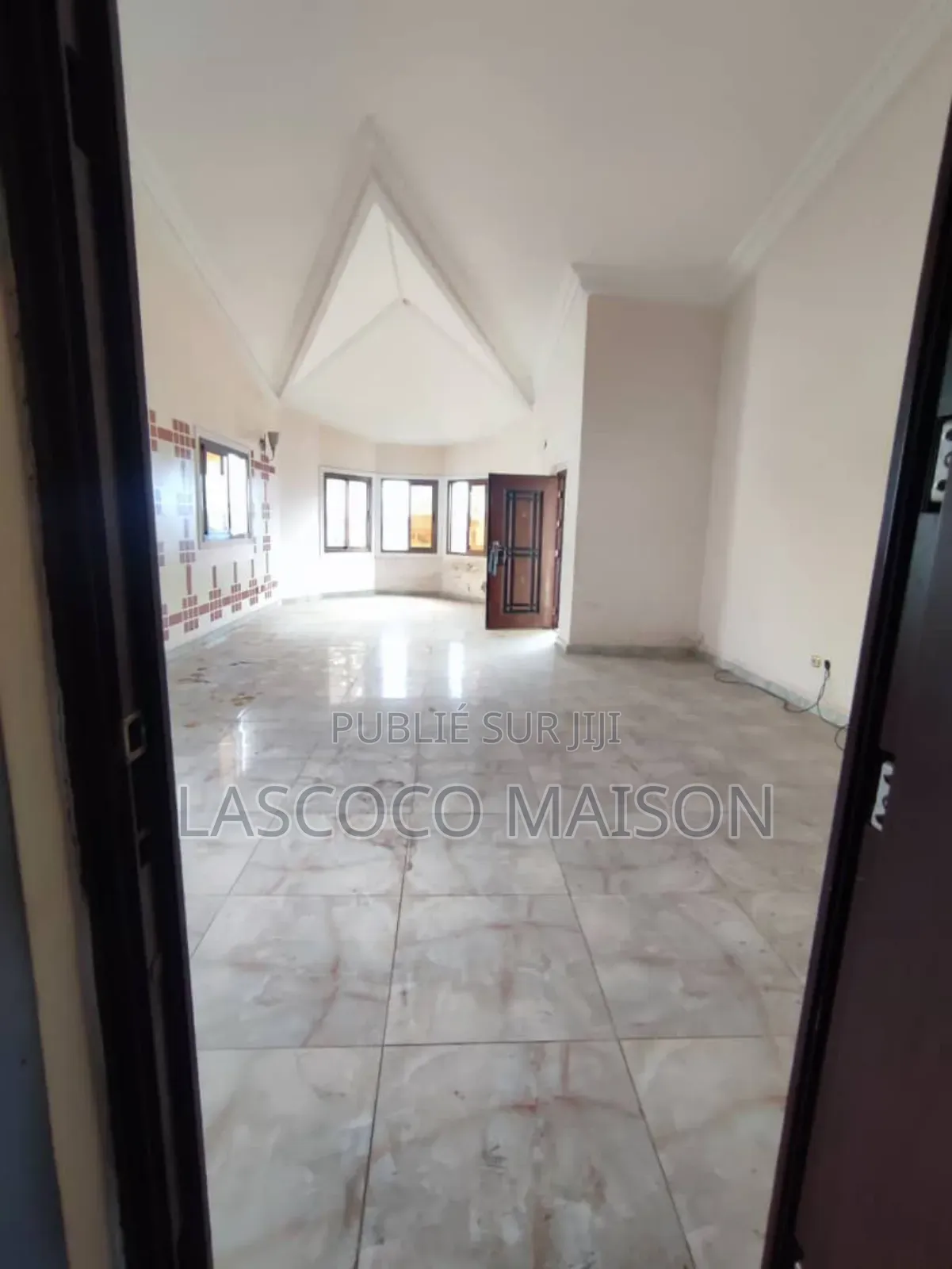 Une Villa Duplex De 8 Pièces