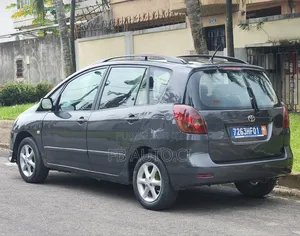 Photo - Toyota Avensis Verso 2003 Gris