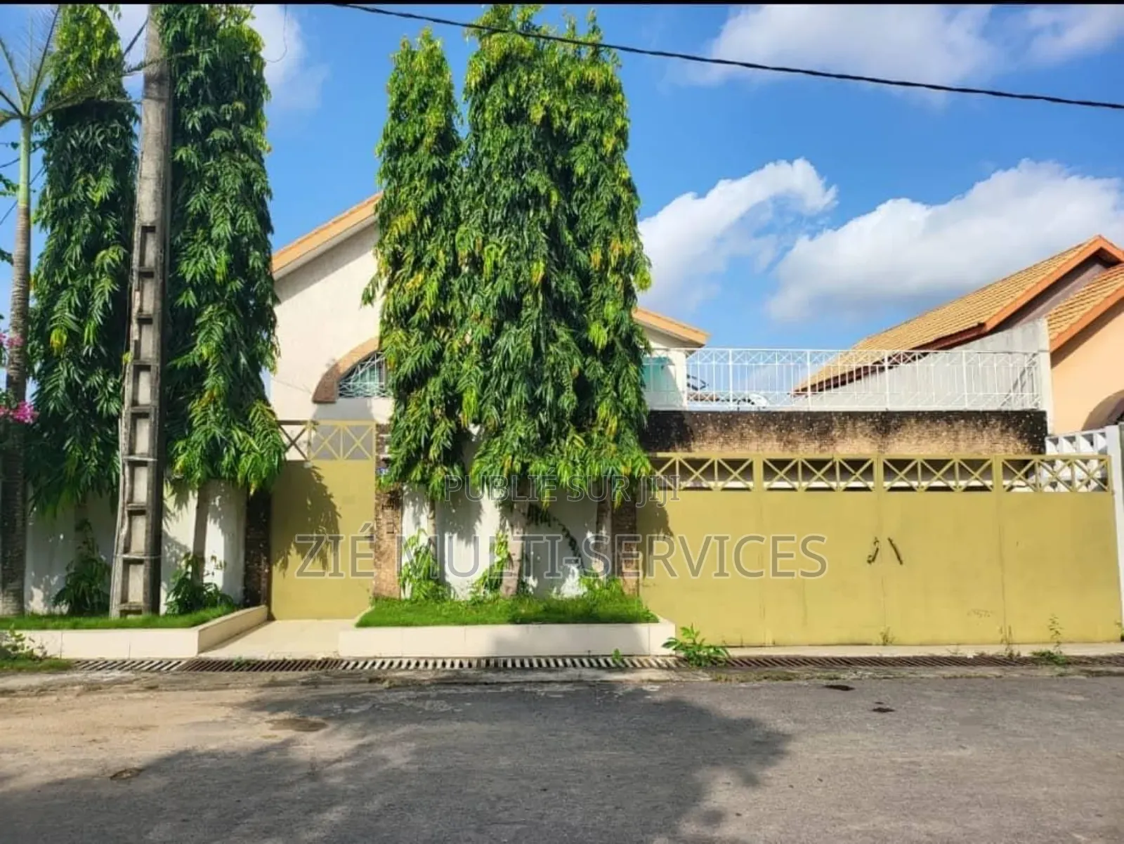 Furnished 8chbre Duplex dans Zié Multi-Service, Cocody à Vendre