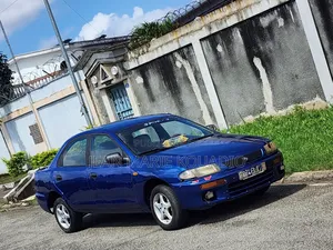 Photo - Mazda 323 2000 Bleu