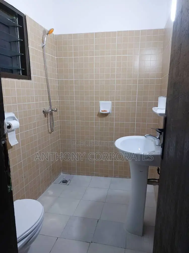 Cocody Blockhaus Appartement De 02 Pièces Meublée