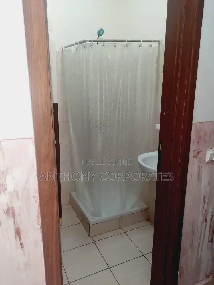 Furnished 3chbre Appartement dans Anthony Herve, Cocody à Louer