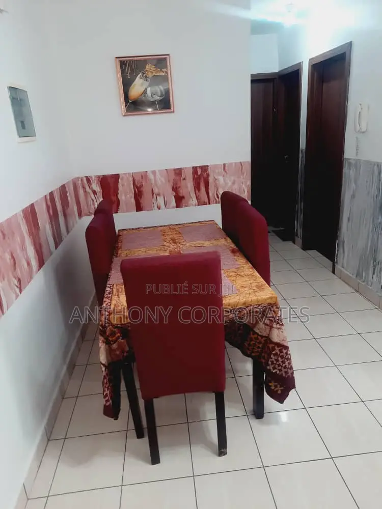 Furnished 3chbre Appartement dans Anthony Herve, Cocody à Louer