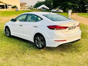 Photo - Hyundai Elantra Limited 2018 Blanc cassé