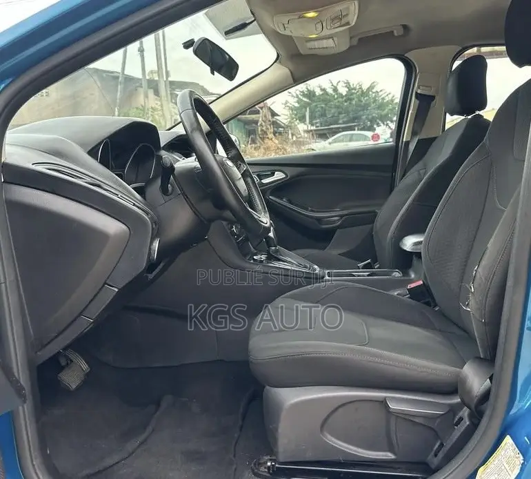 Ford Focus SE Sedan FWD (1.0L 3cyl 6M) 2017 Bleu