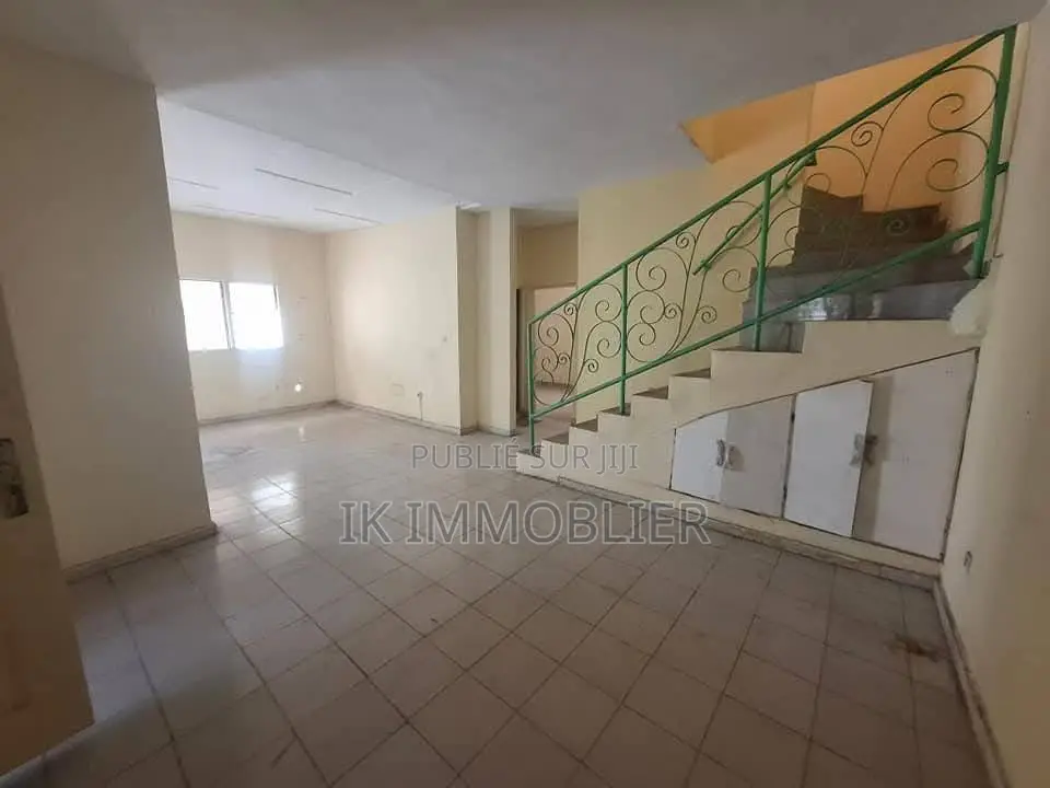 3chbre Duplex dans Ik Immobilier, Bingerville à Vendre