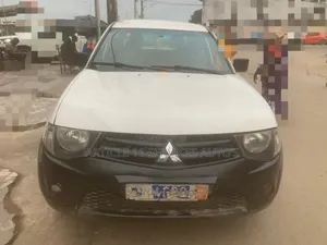 Photo - Mitsubishi L200 Club Cab 2.5 180hp 4WD 2012 Blanc