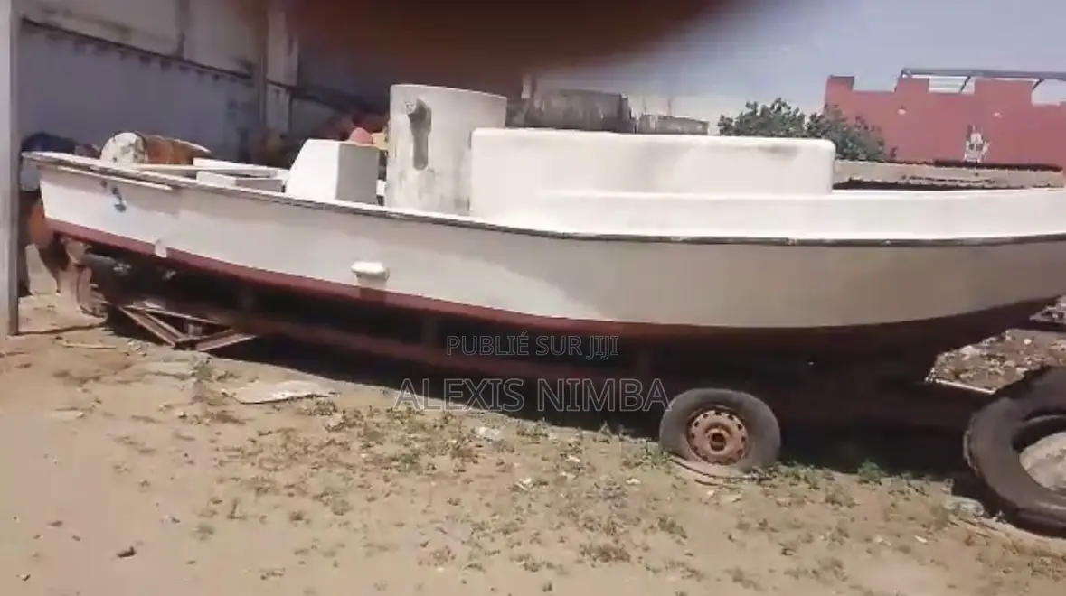 Coque Bateau Pêche Fabrication Local en Polyester