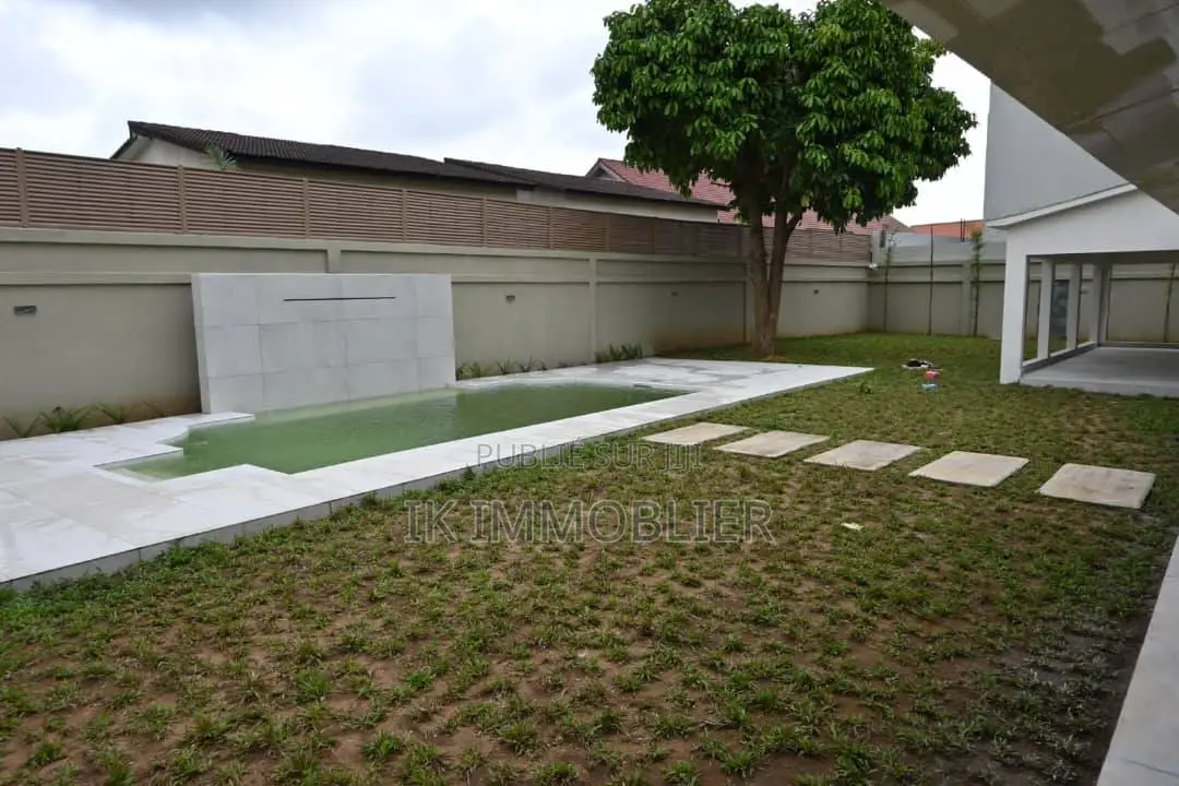 6chbre Villa dans Ik Immobilier, Cocody à Vendre
