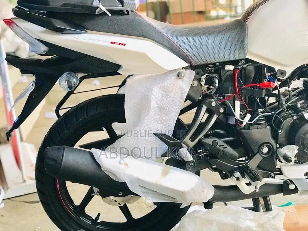 Neuf TVS Apache 180 RTR 2024 Blanc