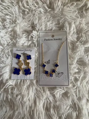 Photo - Chaîne , Boucle d'Oreille Et Bracelet