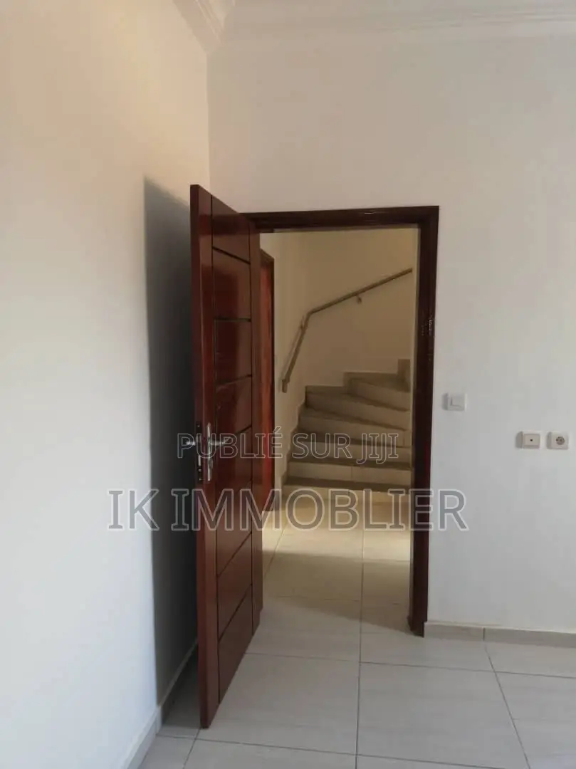 4chbre Villa dans Ik Immobilier, Cocody à Vendre