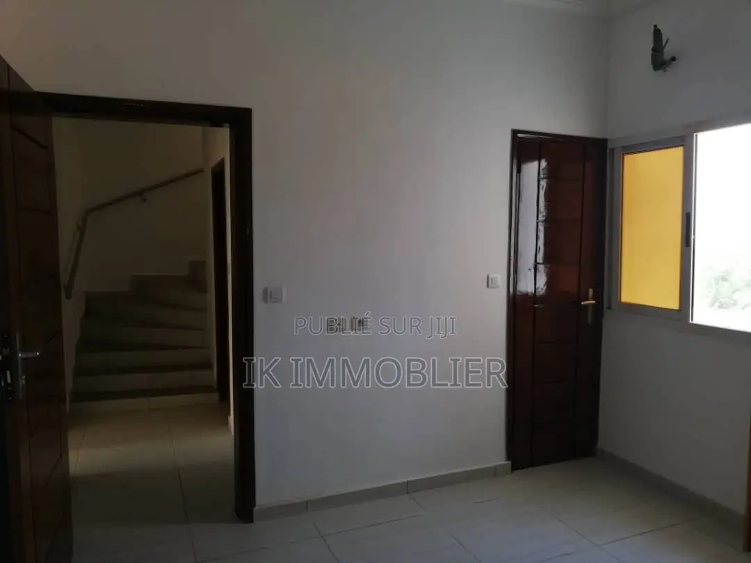 4chbre Villa dans Ik Immobilier, Cocody à Vendre