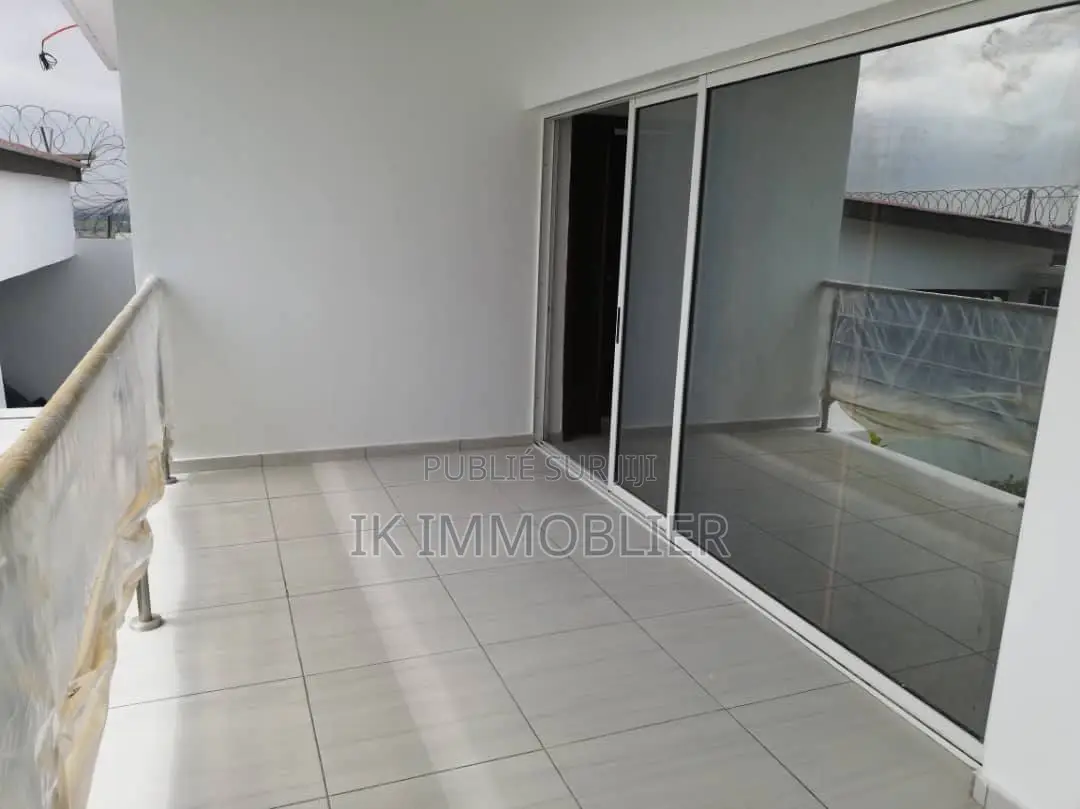 4chbre Villa dans Ik Immobilier, Cocody à Vendre