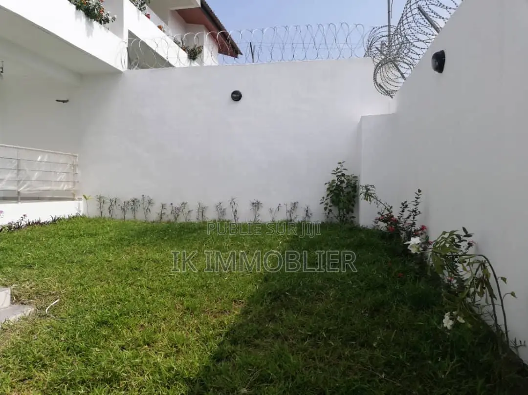 4chbre Villa dans Ik Immobilier, Cocody à Vendre