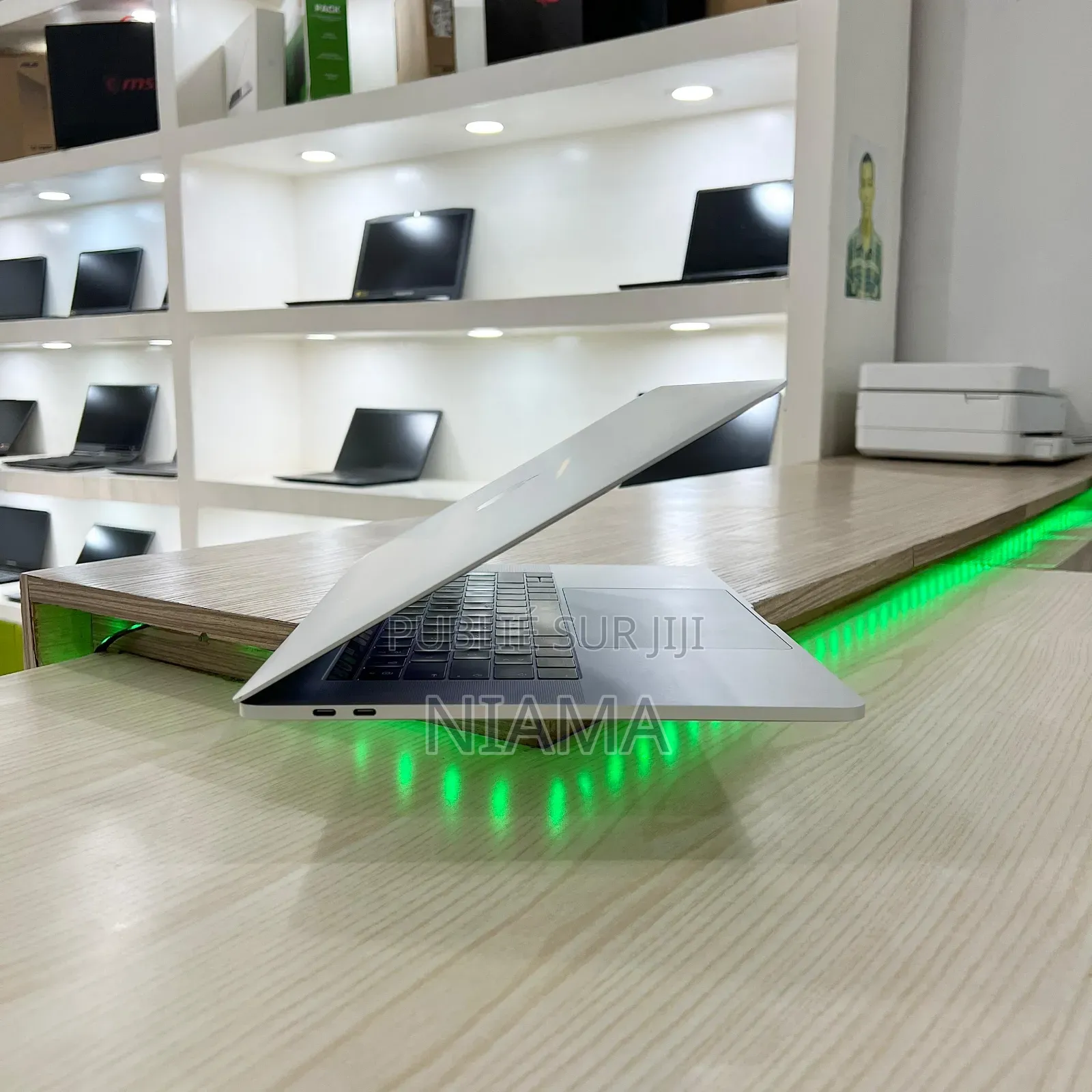 New Pomme MacBook Pro 2018 32GB Intel Core I9 SSD 512GB