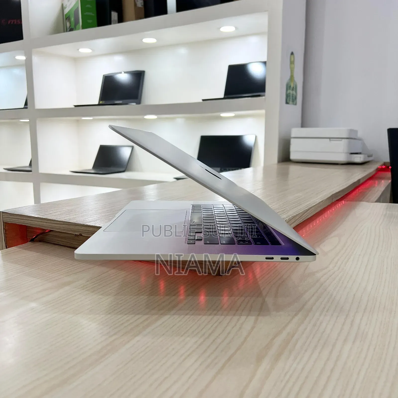 New Pomme MacBook Pro 2019 32GB Intel Core I9 SSD 512GB