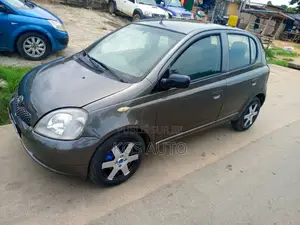 Toyota Yaris 1.4 2002 Gris