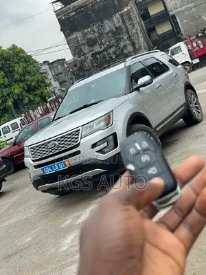 Photo - Ford Explorer XLT AWD 2018 Gris