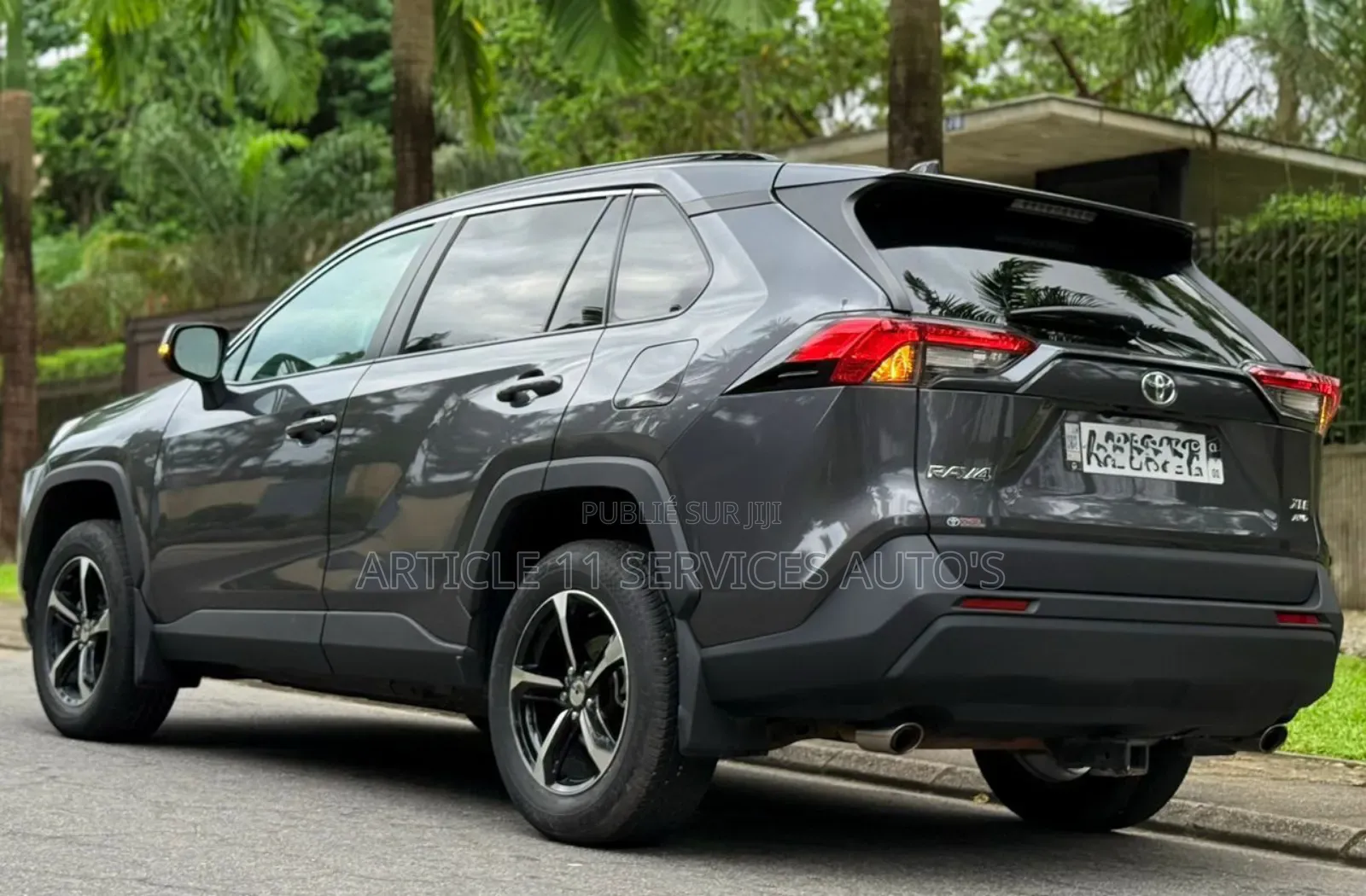 Toyota RAV4 XLE 2021 Gris