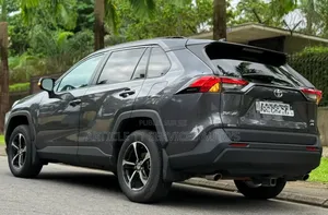 Toyota RAV4 XLE 2021 Gris