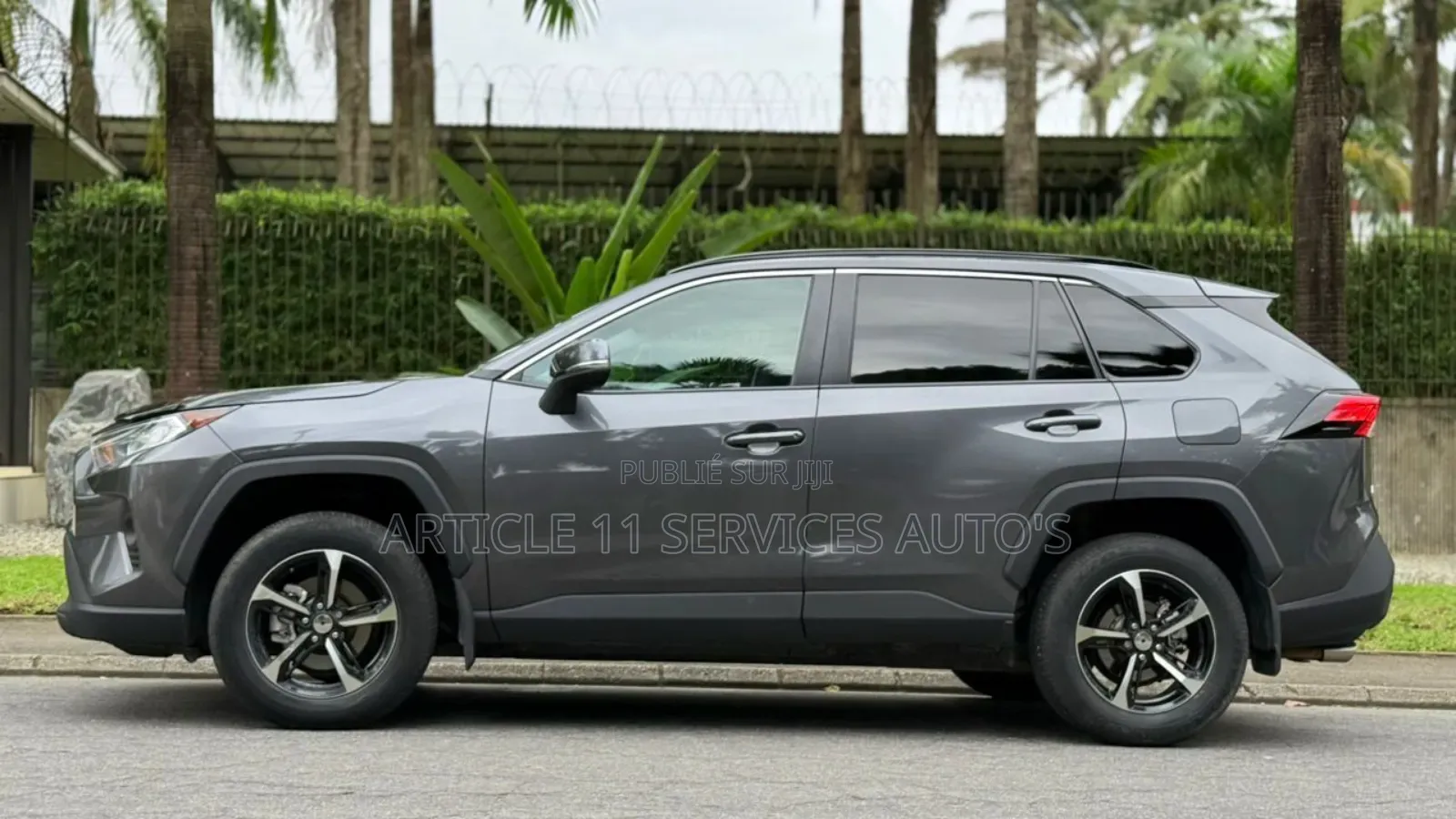Toyota RAV4 XLE 2021 Gris