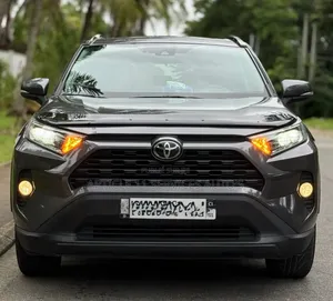 Toyota RAV4 XLE 2021 Gris