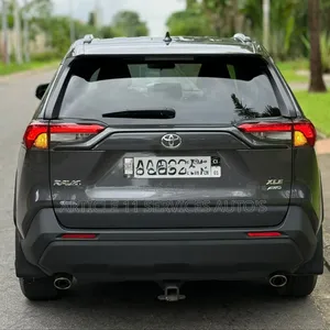 Toyota RAV4 XLE 2021 Gris