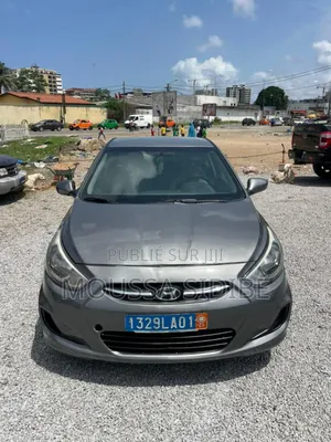 Photo - Hyundai Accent Limited 2018 Gris